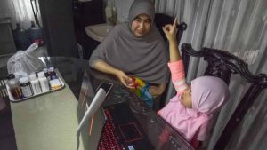 Antara-Seorang ibu Mendampingi belajar online