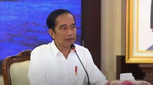 Presiden Joko Widodo melakukan siaran konferensi video