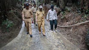 Bupati-Banjarnegara-Meninjau-Infrastruktur-Jalan-Lingkungan