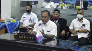 Bupati Karanganyar melakukan Webinar di ruang Diskominfo