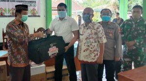 Bupati Rembang membagikan Kit Jogo Tonggo