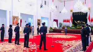 Presiden Sebagai inspektur upacara di hari bhayangkara Polri