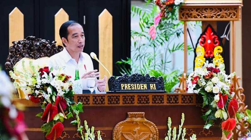Presiden memberi pengarahan di posko covid-19 Kalimantan Tengah