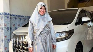 Via Valen dan mobil Alphartnya