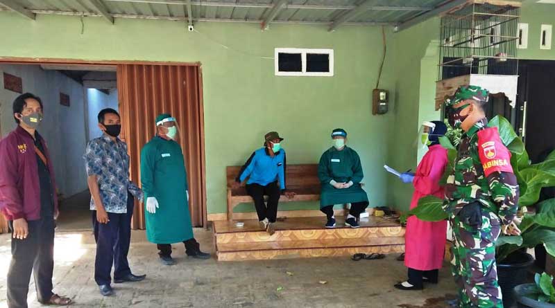 Babinsa Koramil Donorojo mendampingi tim medis melakukan pengecekan karantina mandiri di Desa Banyumanis Kecamatan Donorojo.