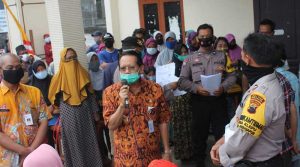 Bupati-Munjirin-di-depan-penerima-Bantuan-Sosial-Tunai-di-Pringapus