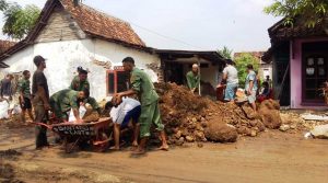 Linmas-dan-warga-gotong-royong-tanggul-sungai-Jurnaljateng.id