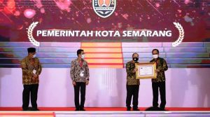 Semarang-Terima-Penghargaan-jurnaljateng.id