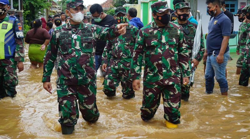 Danrem 071-Wijaya kusuma dan Dandim batang lakukan Evakuasi banjir-jurnaljateng.id