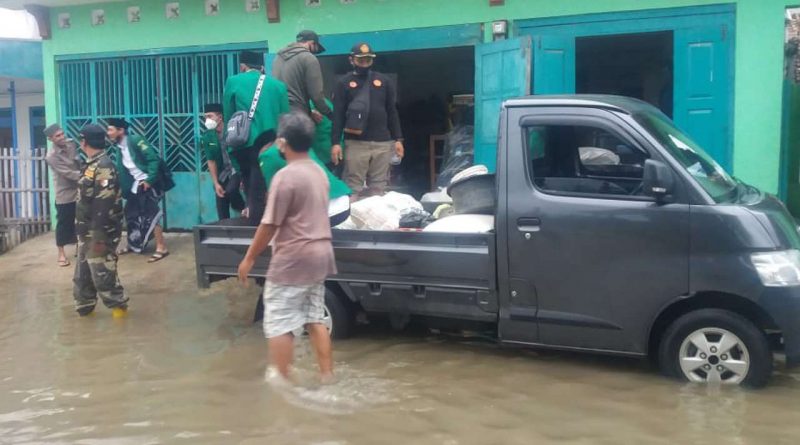 Bantuan sembako gp ansor warga terdampak banjir kendal