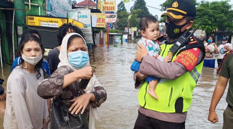 TNI Polri Bantu korban banjir