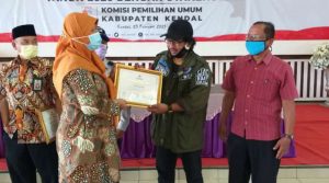 Ketua PWO ( Persatuan Wartawan Online ) Kabupaten Kendal, H.A. Khozin Saat Menerima Penghargaan Dari KPUi KPU Kendal