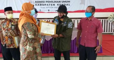 Ketua PWO ( Persatuan Wartawan Online ) Kabupaten Kendal, H.A. Khozin Saat Menerima Penghargaan Dari KPUi KPU Kendal