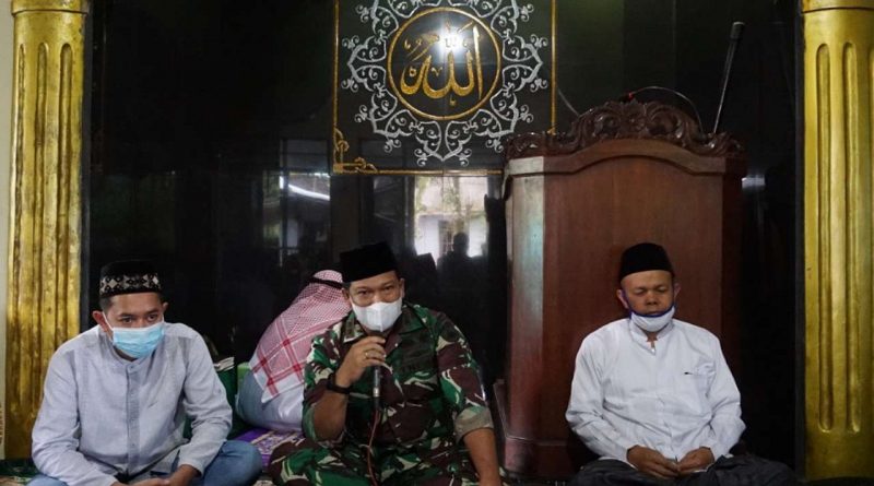 Dandim Batang Letkol Arh Yan Eka Putra di Masjid Thoriqul Huda