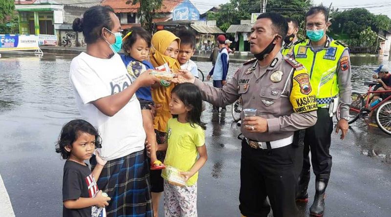 bantuan-GAC-korban-banjir-melalui-Satlantas-Polrestabes-Semarang