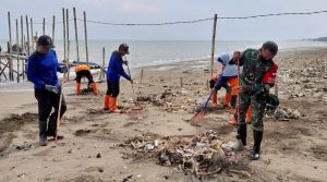 Babinsa koramil Gringsing bersihkan pantai Jodo