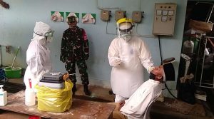 Koramil 05/Reban Kodim 0736/Batang Serda Dahroni Pantau test swab PCR di Puskesmas