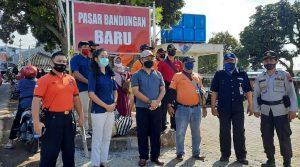 Camat Bandungan Bagi Masker