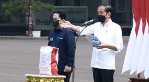 Presiden Joko Widodo Bagikan Obat Covid Bagi Isoma
