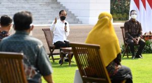 Presiden Joko Widodo menbagikan BPUM