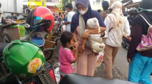 Balita Antri minyak goreng