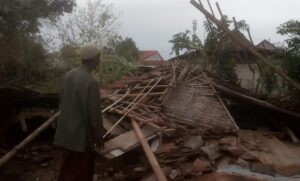 Diterjang Angin Kencang Disertai Hujan, Rumah Warga di Wonosari Pegandon Ambruk
