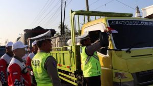 Satlantas Polres Kendal Bagikan Bendera Merah Putih di Jalur Pantura