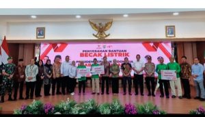 Presiden Prabowo Wujudkan Kepedulian kepada Pengayuh Becak Lansia Lewat Bantuan Becak Listrik di Kendal