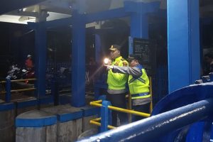 Malam Penantian di Bendung Juwero: Warga dan Polisi Bergantian Jaga Arus Sungai